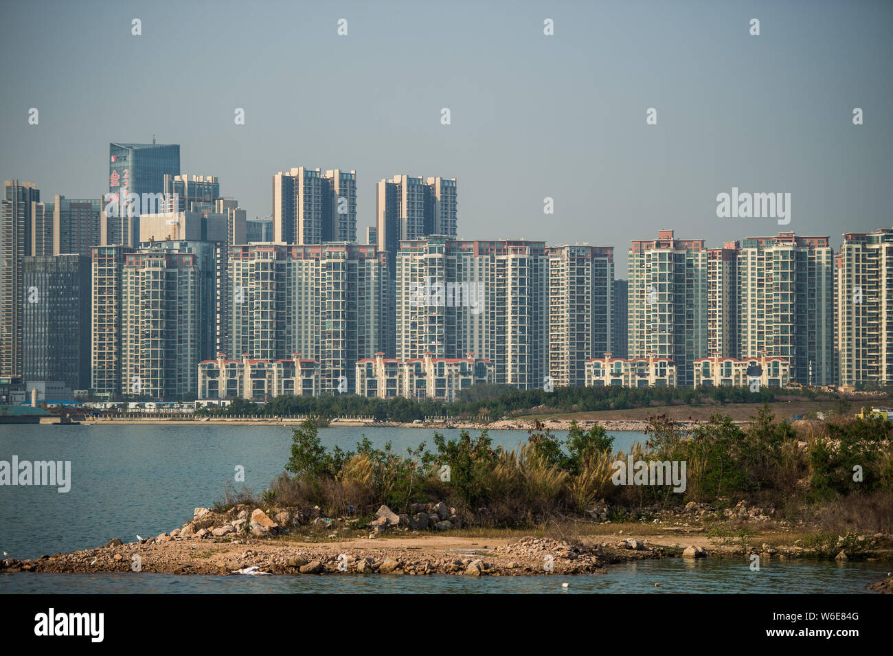Una vista di un cluster di alto appartamento residenziale edifici a Qianhai e Area di Shekou di Shenzhen in Cina (Guangdong) pilota Zona di libero scambio Foto Stock