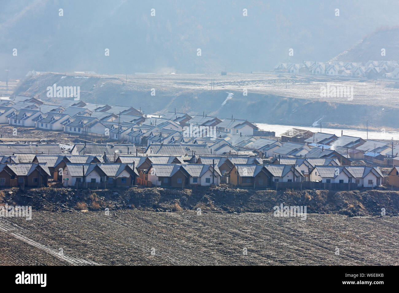 Migliaia di ville costruite per i dipendenti che hanno lavorato presso la miniera di Hyesan, una delle più grandi miniere di argento, sono schierate in provincia Ryanggang, Nord Kor Foto Stock