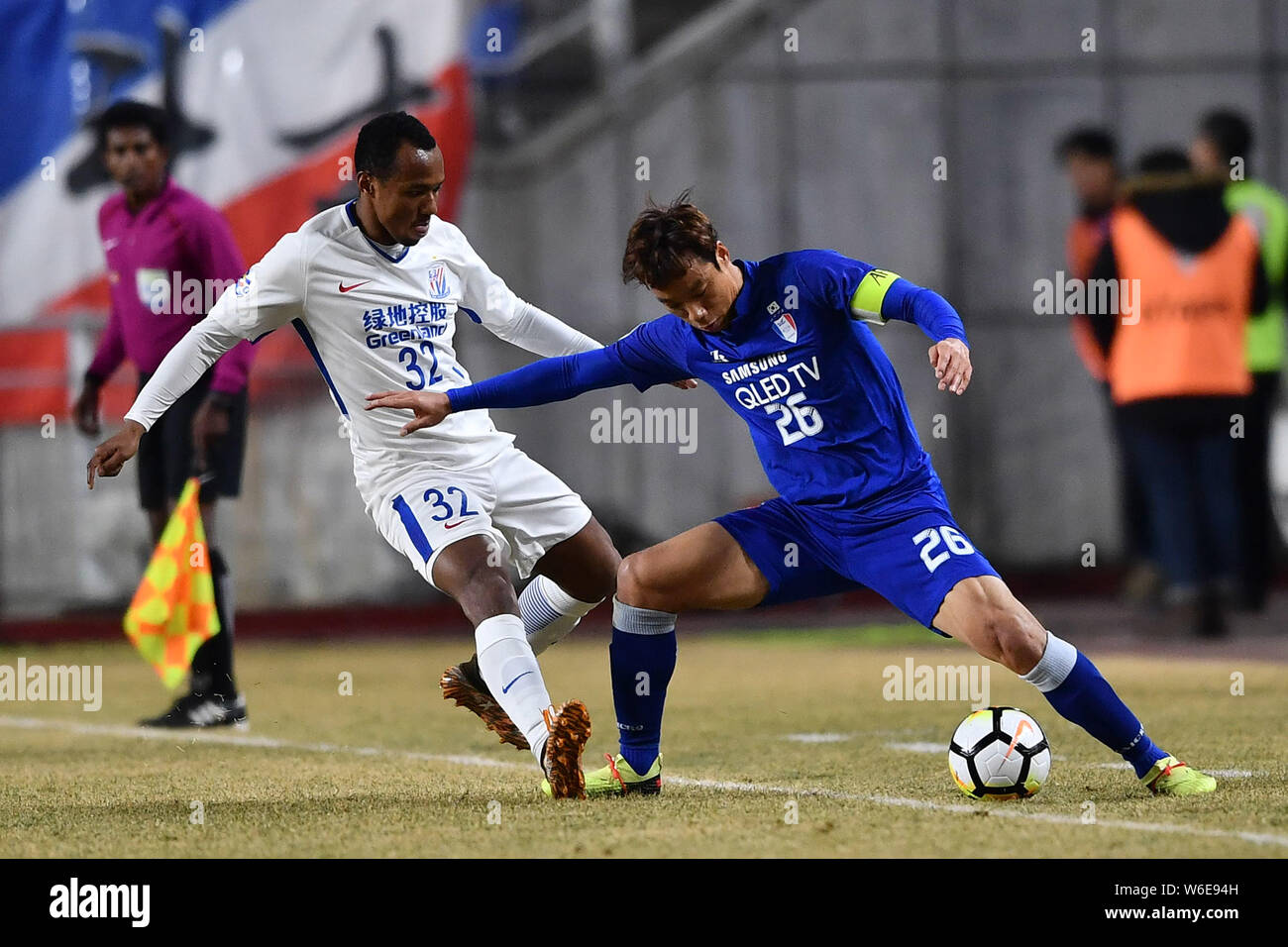 Calcio cinese player Eddy Francesco, a sinistra della Cina di Shanghai Groenlandia Shenhua FC sfide Yeom Ki-hun della Corea del Sud, Suwon Samsung BlueWings FC in Foto Stock