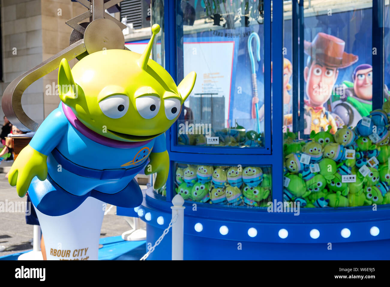 Una replica del piccolo uomo verde / Squeeze Toy stranieri durante il carnevale.Toy Story 4 è celebrato con un carnevale a tema di diversi giochi e sfide al Porto di Hong Kong City. Foto Stock