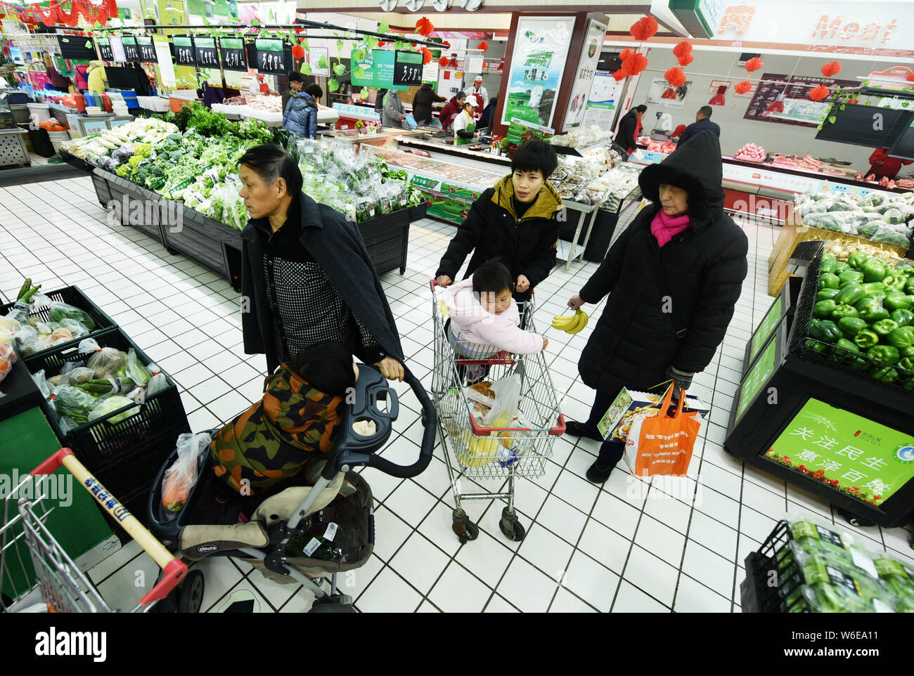 --FILE--cinese i clienti a fare acquisti in un supermercato in Hangzhou, est della Cina di provincia dello Zhejiang, 9 febbraio 2018. La Cina ha impostato la sua crescita del PIL targ Foto Stock