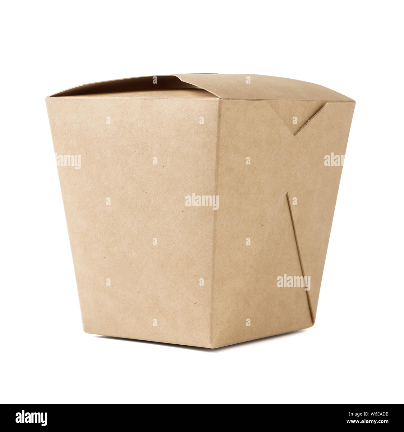 Carta Kraft per scatola di cibo da asporto. Chiuso il contenitore di cartone per la consegna del cibo. Isolato su sfondo bianco. Foto Stock