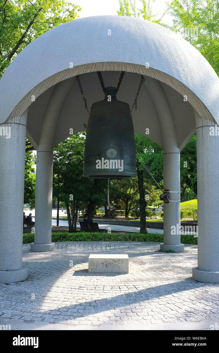 La Campana della Pace, nell'Hiroshima Peace Memorial Park, a Hiroshima in Giappone. Foto Stock