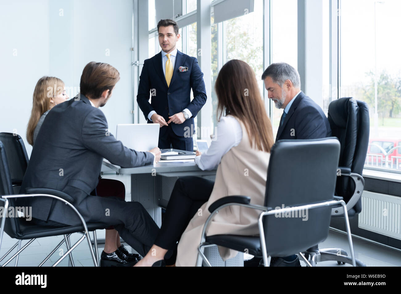 Il successo del team leader e business leader proprietario riunione informale in-house business meeting Foto Stock