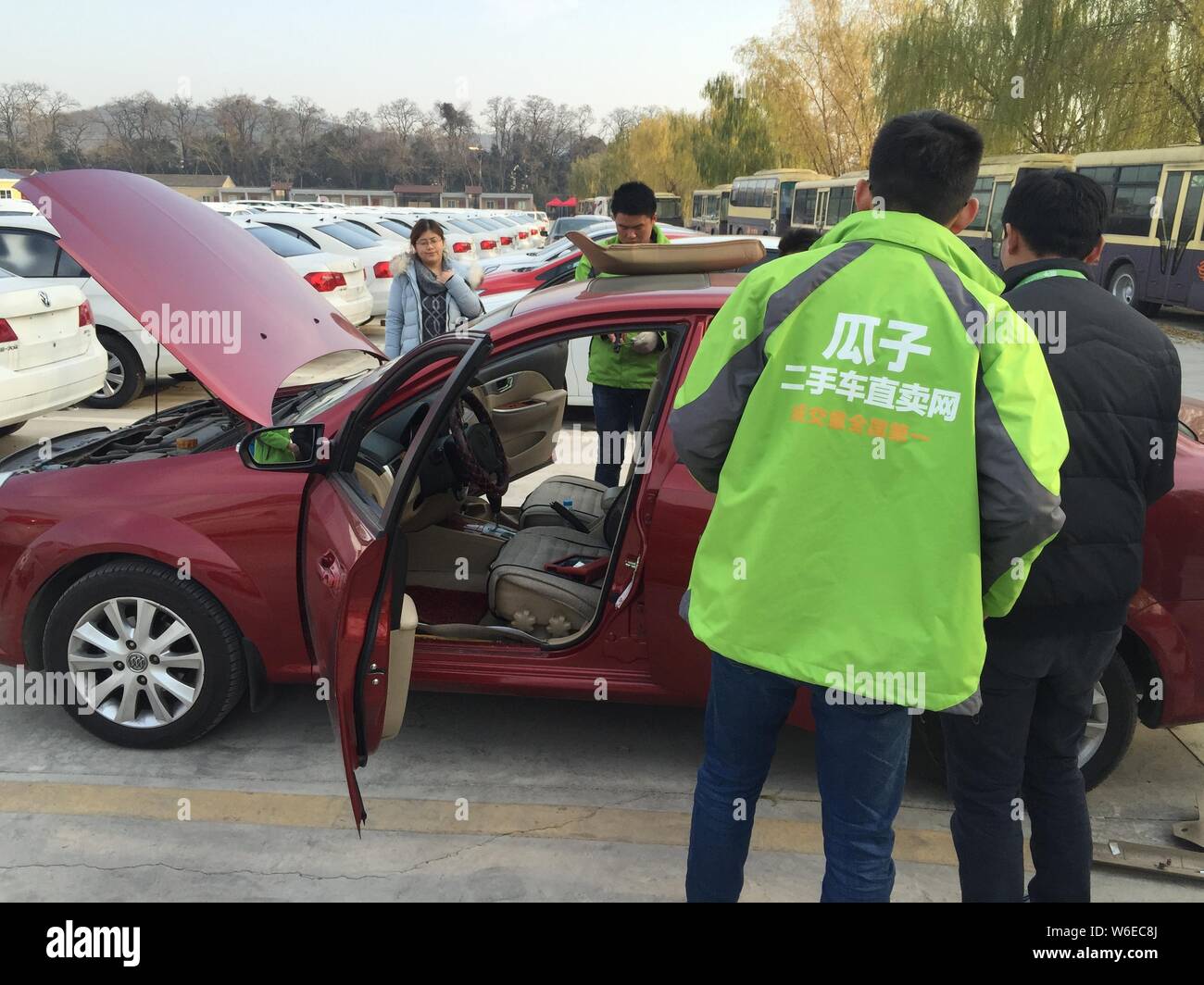 --FILE--una personale del più grande della Cina usato auto piattaforma di trading di Guazi.com funziona con una vettura in Cina a Shanghai, 19 dicembre 2016. Auto Online-trading Foto Stock