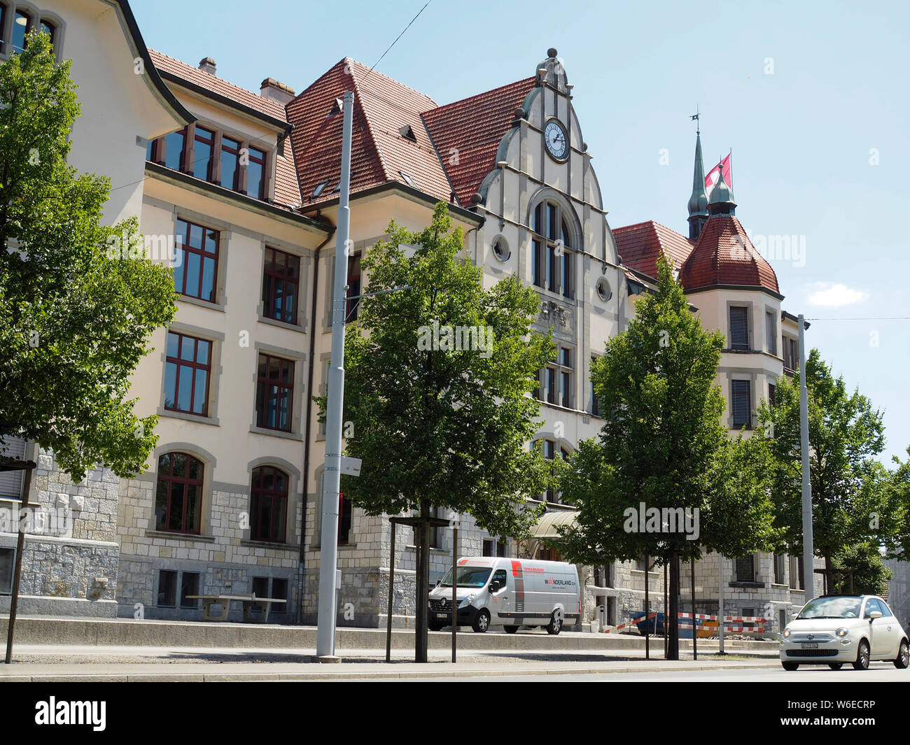Schulgebäude an der Hauptstrasse in Reinach AG Foto Stock