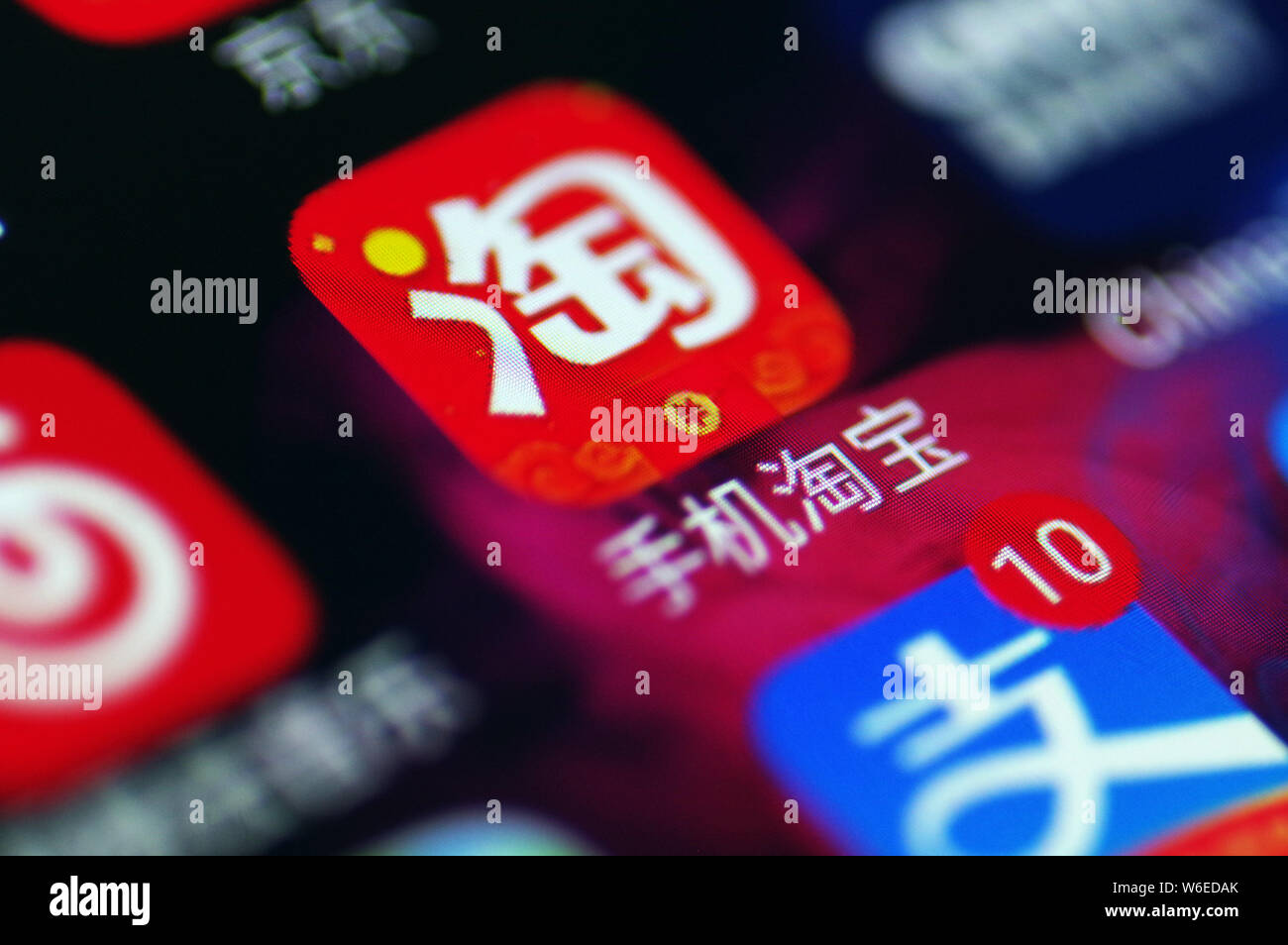 --FILE--un cinese utente del telefono mobile mostra le icone delle applicazioni mobile di shopping online del sito e Taobao.com Ant della Finanziaria servizio di pagamento online di un Foto Stock