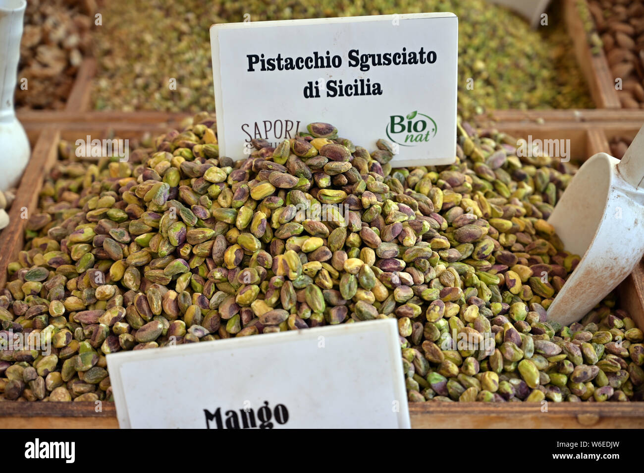 Vecchio Mercato di Ortigia, Siracusa Sicilia, pistacchi per la vendita Foto Stock