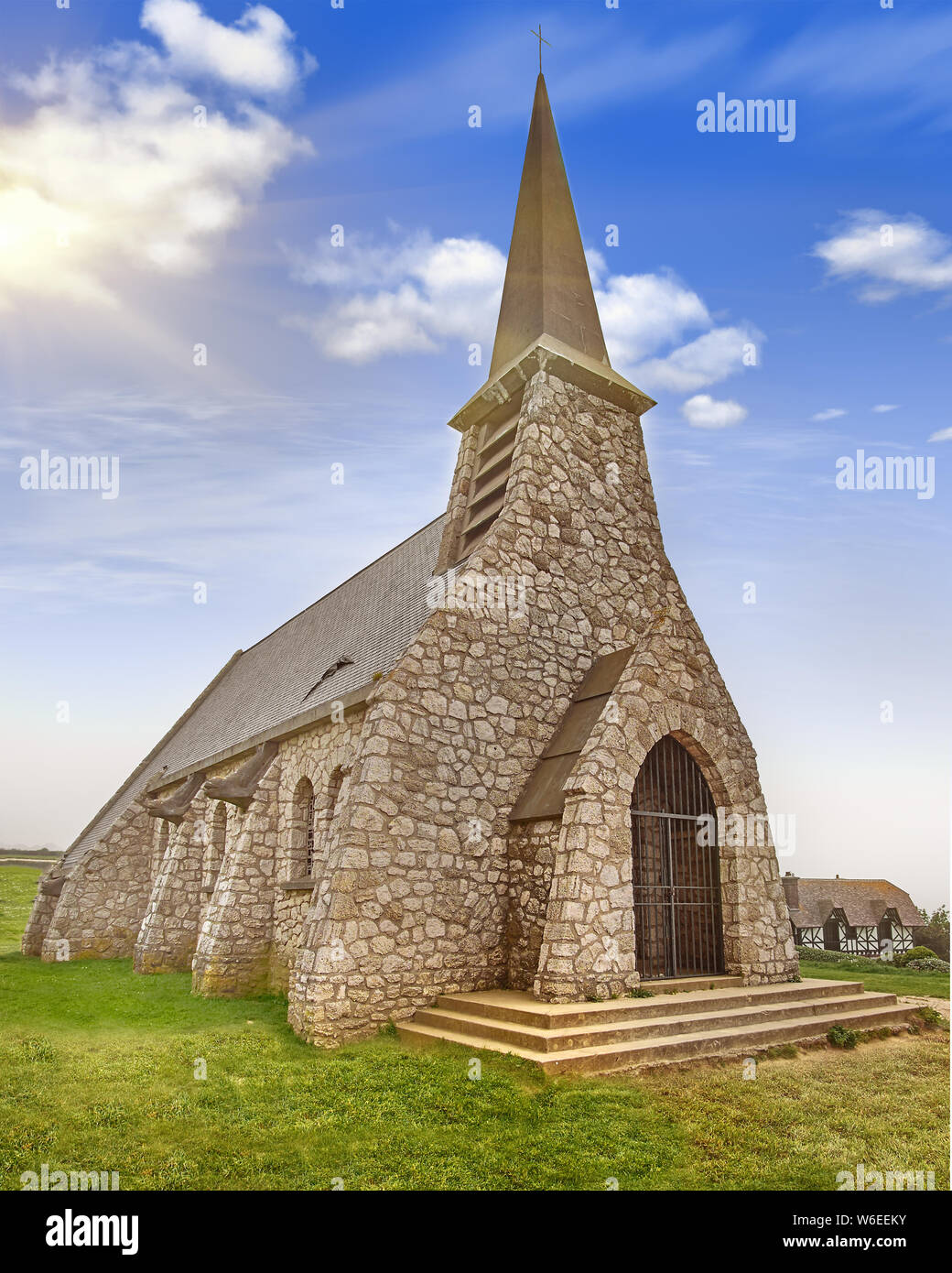 Chapelle Notre Dame de la Garde in Etretat, Haute Normandie, Francia - la vecchia pietra villaggio medievale chiesa normanna in Europa in una giornata di sole con verde Foto Stock