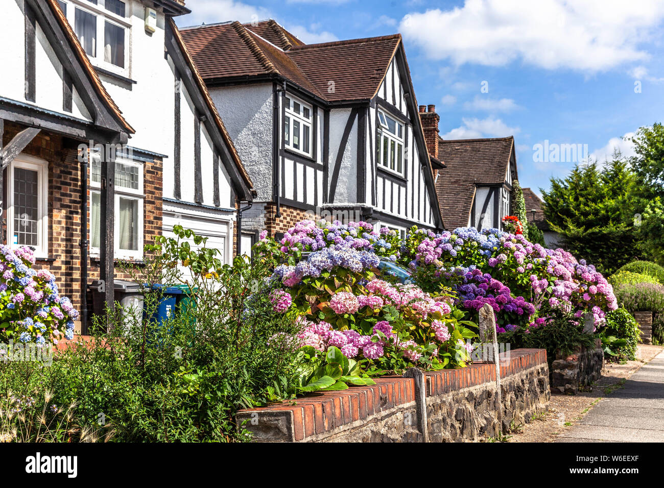 Bifamiliari le case con la struttura in legno con giardini frontali, Green Lane, Edgware, London, HA8, Inghilterra, Regno Unito. Foto Stock
