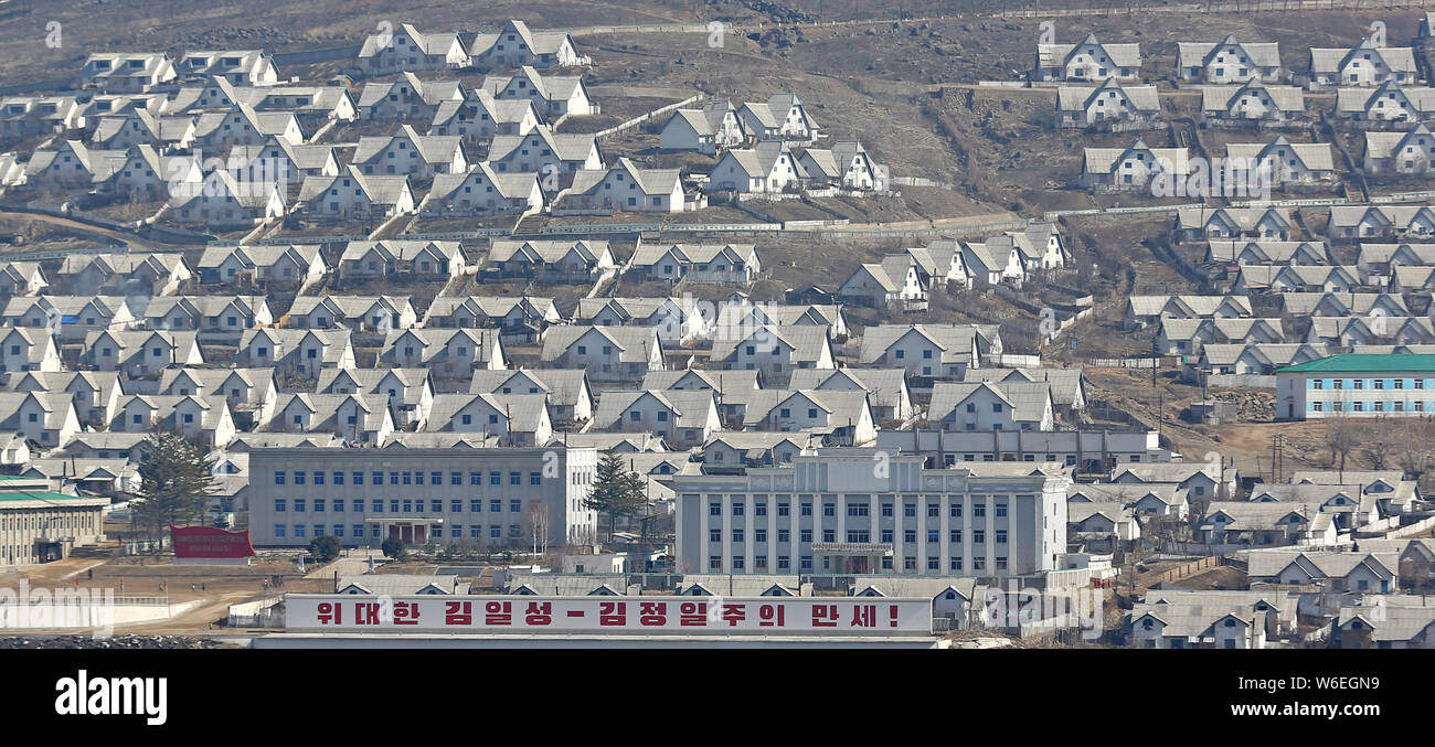 Migliaia di ville costruite per i dipendenti che hanno lavorato presso la miniera di Hyesan, una delle più grandi miniere di argento, sono schierate in provincia Ryanggang, Nord Kor Foto Stock
