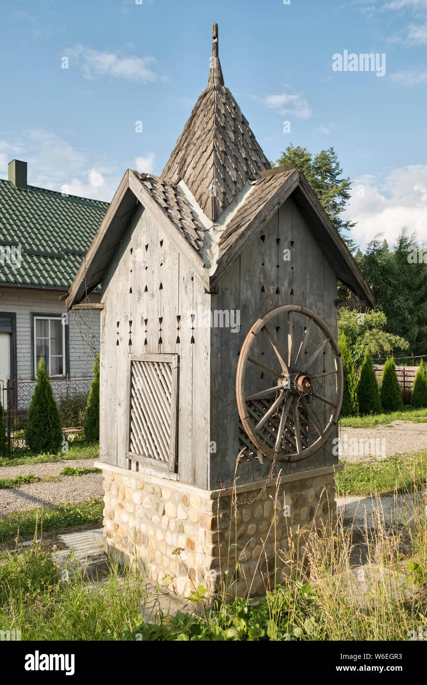 Bucovina, Romania. Un tradizionale villaggio ben house - La maggior parte delle case hanno la loro propria e per la fornitura di acqua potabile Foto Stock