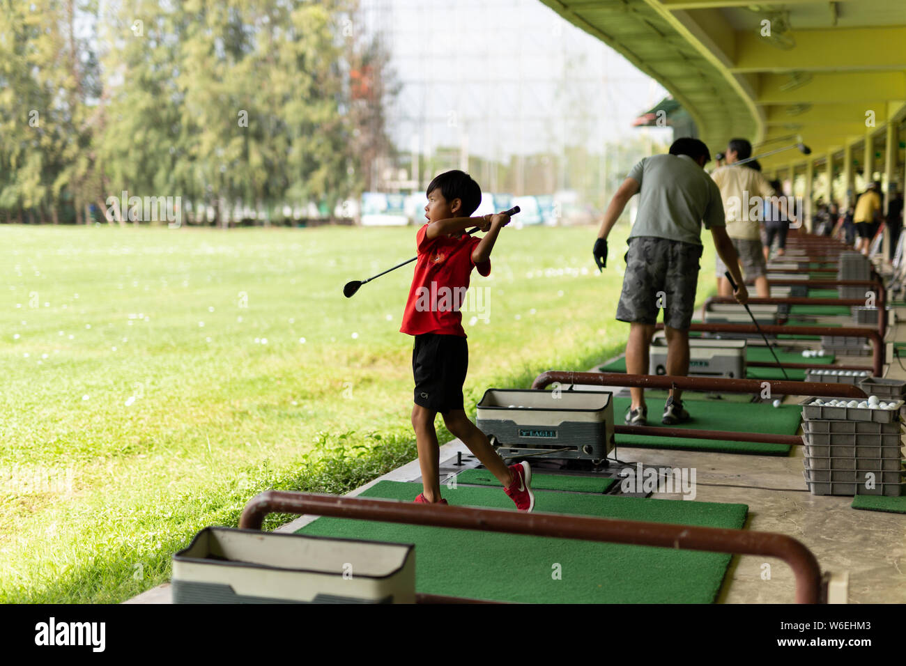 Bangkok in Thailandia - 27 lug 2019 boy mettere in pratica i suoi golf al campo da golf driving range. Foto Stock