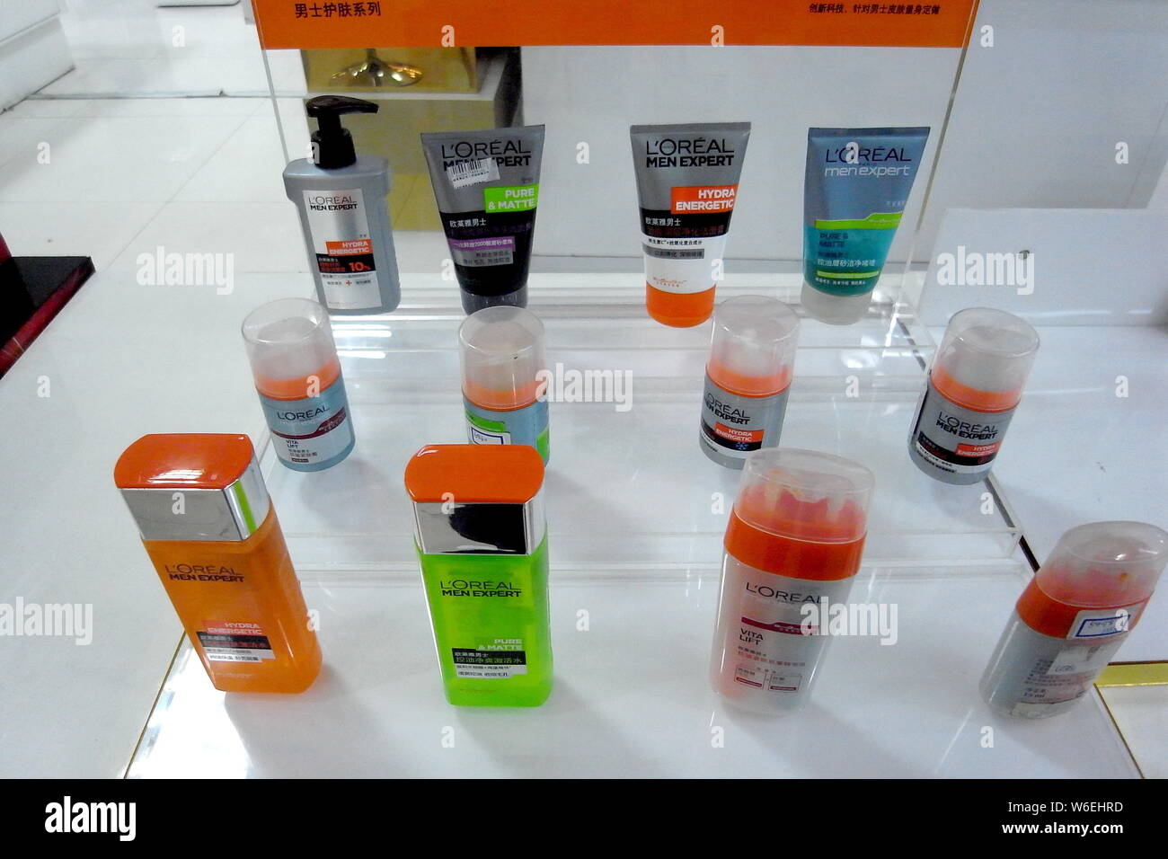 --FILE--L'Oreal cosmetici e prodotti per la dermocosmesi sono in vendita presso un centro commerciale per lo shopping nella città di Rizhao, est della Cina di provincia di Shandong, 20 aprile 2015. L'ore Foto Stock