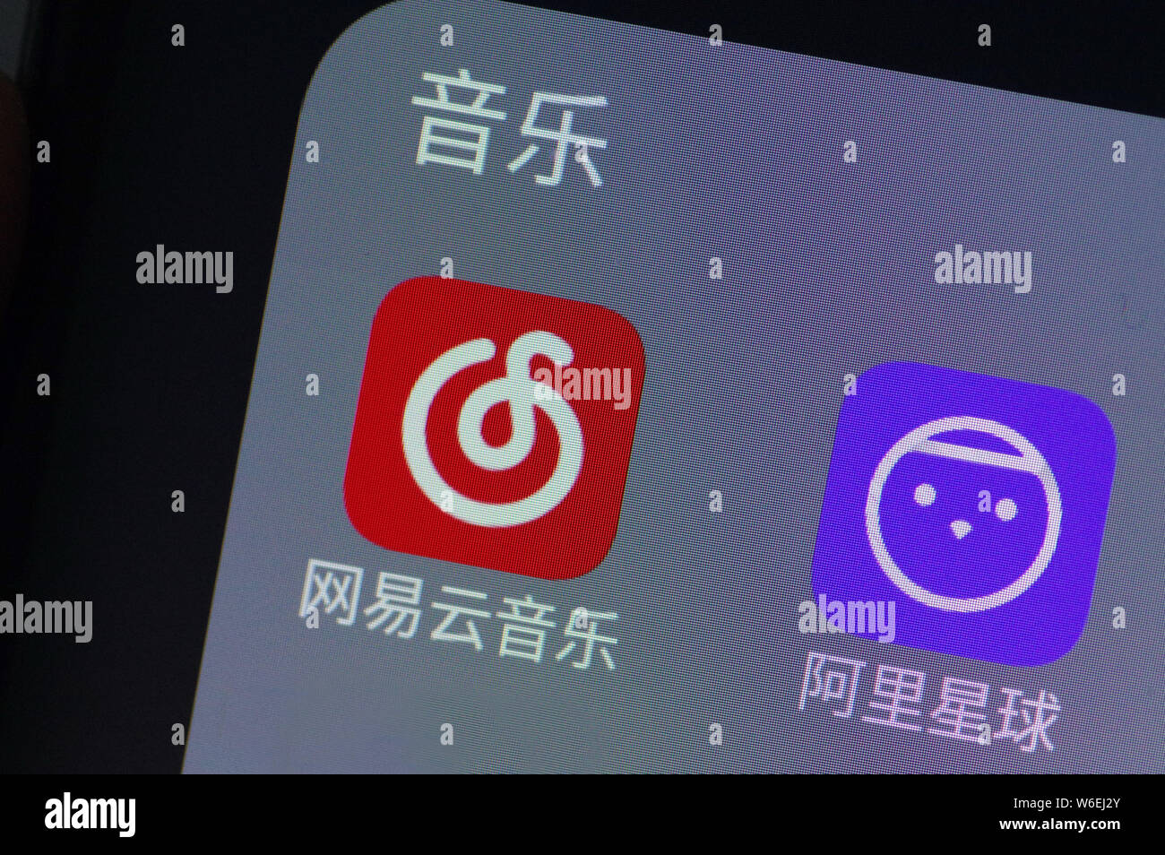 --FILE - Consente di visualizzare le icone delle applicazioni mobile di musica NetEase, sinistra e, Ali Planet di Alibaba gruppo su uno smartphone in Ji'nan city, est della Cina di Shand Foto Stock