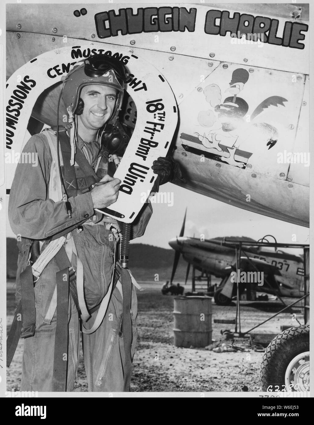 Inglese: 1st. Lt. Walter H. Burke, Stockton, California, è recentemente diventato di buona reputazione del secolo Club di volo dell'U.S. Air Force del XVIII Fighter Bomber ala. Egli si pone con il fortunato a ferro di cavallo bianco, emblema ufficiale del club, al termine del suo centesimo F-51 Mustang missione di combattimento su bersagli comunista in Corea del Nord. Foto Stock