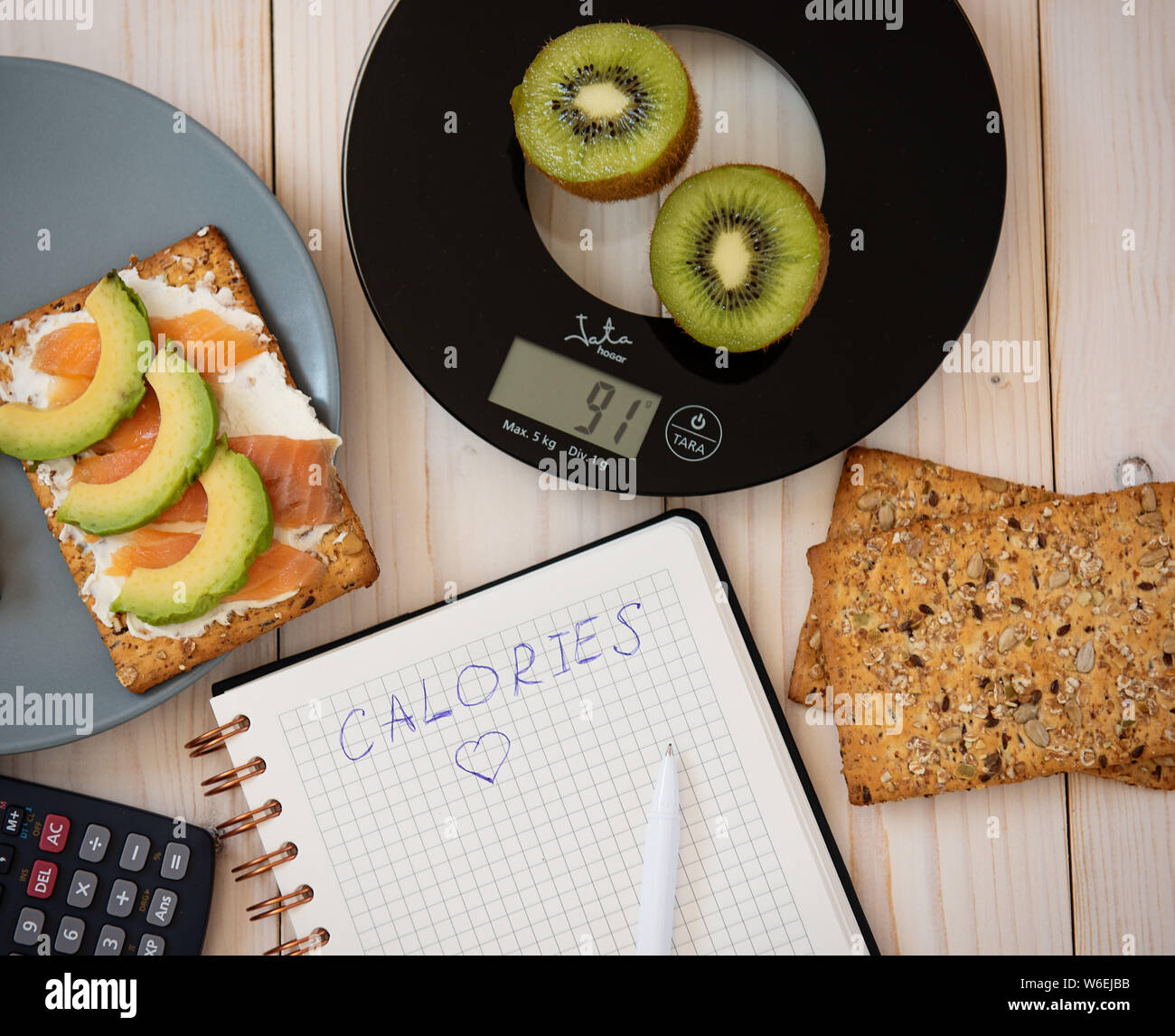 Uno stile di vita sano calorie bilance contapezzi e calcolatrice Foto Stock