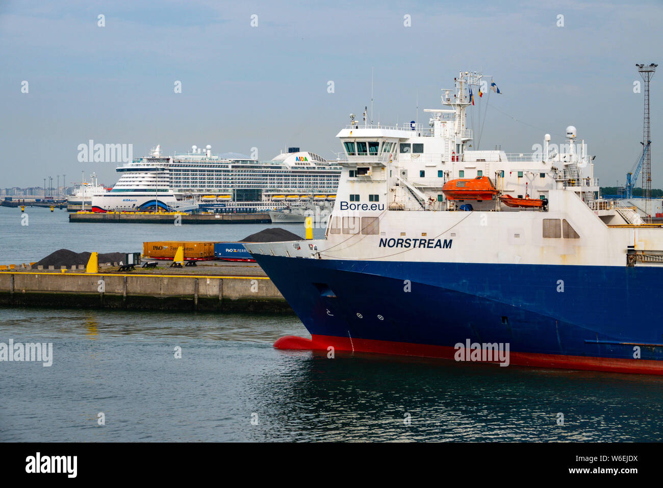 La trafficata porta merci porto di Zeebrugge in Belgio con le navi e le gru, e la brocca liner Aida Perla plus belga Godetia warship (A960) Foto Stock