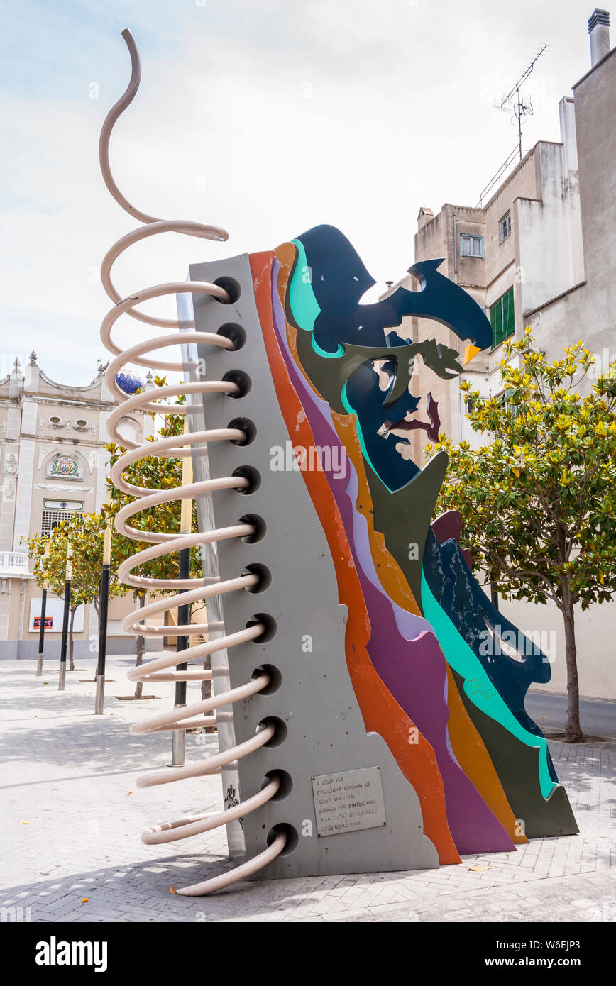 La scultura di Josep Ministral nella parte anteriore del Teatre Municipal El Jardí, Figueres, Spagna, Europa Foto Stock