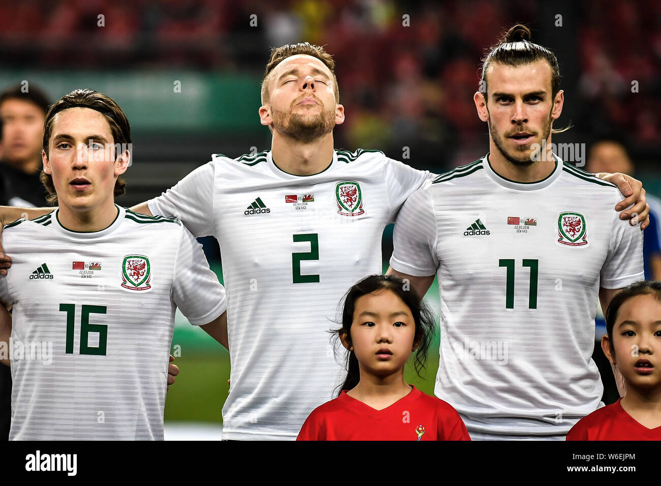 I giocatori della linea di partenza-up del Galles nazionale di calcio pongono prima di competere contro la nazionale cinese gli uomini della squadra di calcio del semi-finale m Foto Stock I giocatori della linea di partenza-up del Galles nazionale di calcio pongono prima di competere contro la nazionale cinese gli uomini della squadra di calcio del semi-finale m Foto Stock