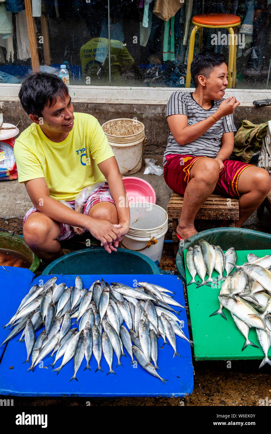 La popolazione locale la vendita di pesce fresco al mercato del carbonio, Cebu City Cebu, Filippine Foto Stock