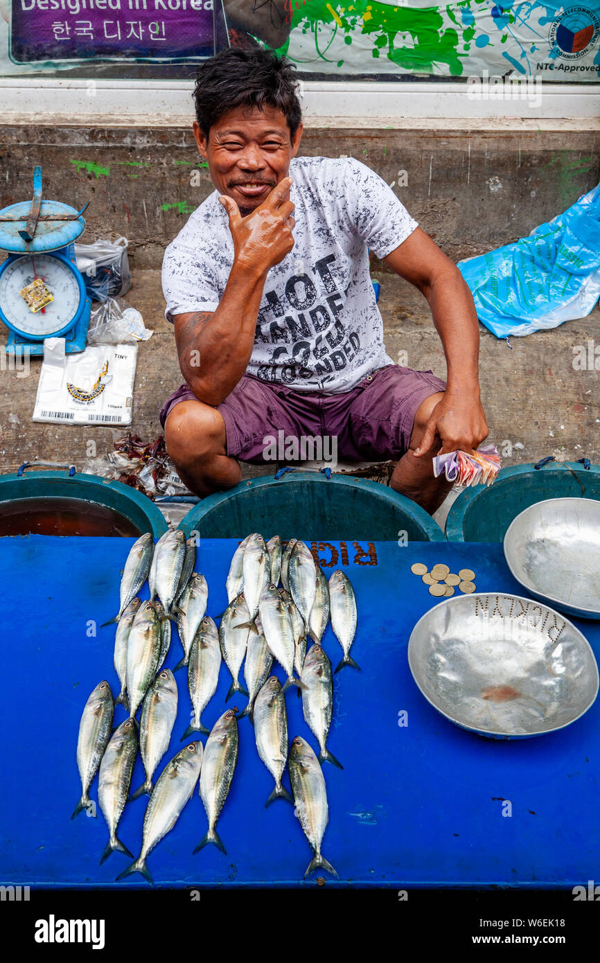 La popolazione locale la vendita di pesce fresco al mercato del carbonio, Cebu City Cebu, Filippine Foto Stock