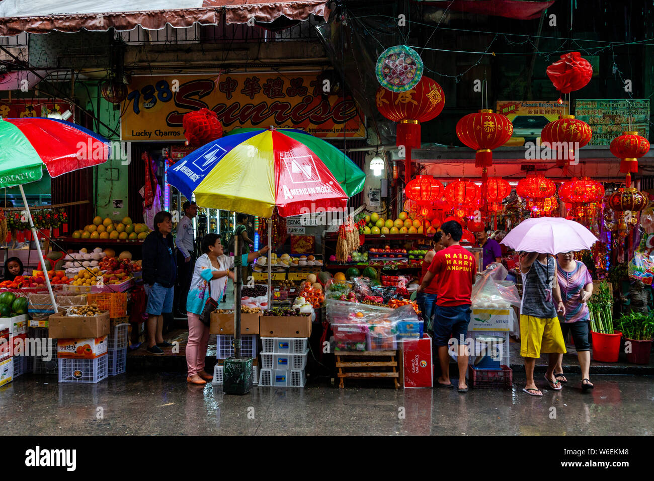 Il popolo filippino comprare frutta, Chinatown, Manila, Filippine Foto Stock