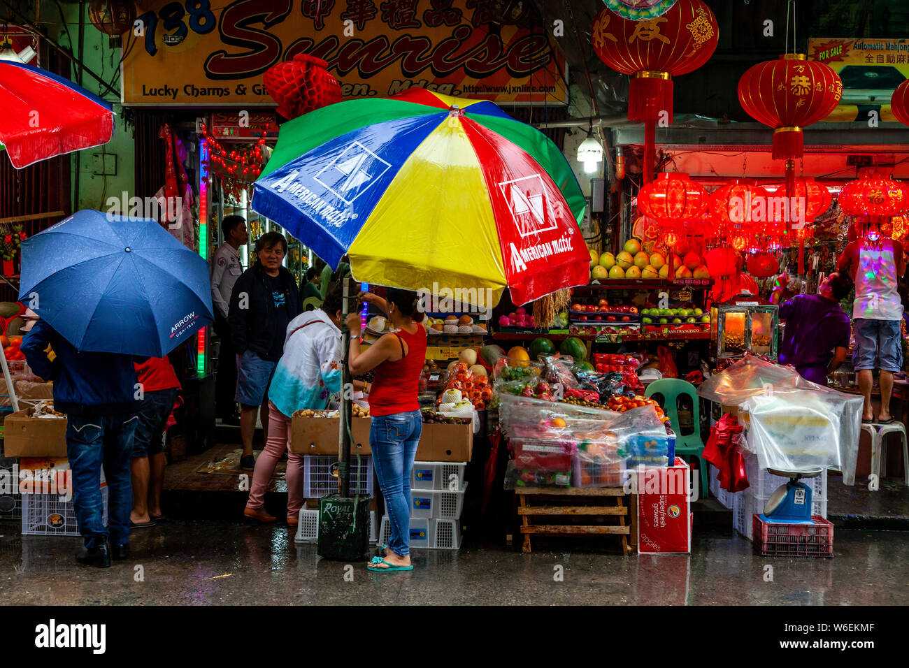 Il popolo filippino comprare frutta, Chinatown, Manila, Filippine Foto Stock