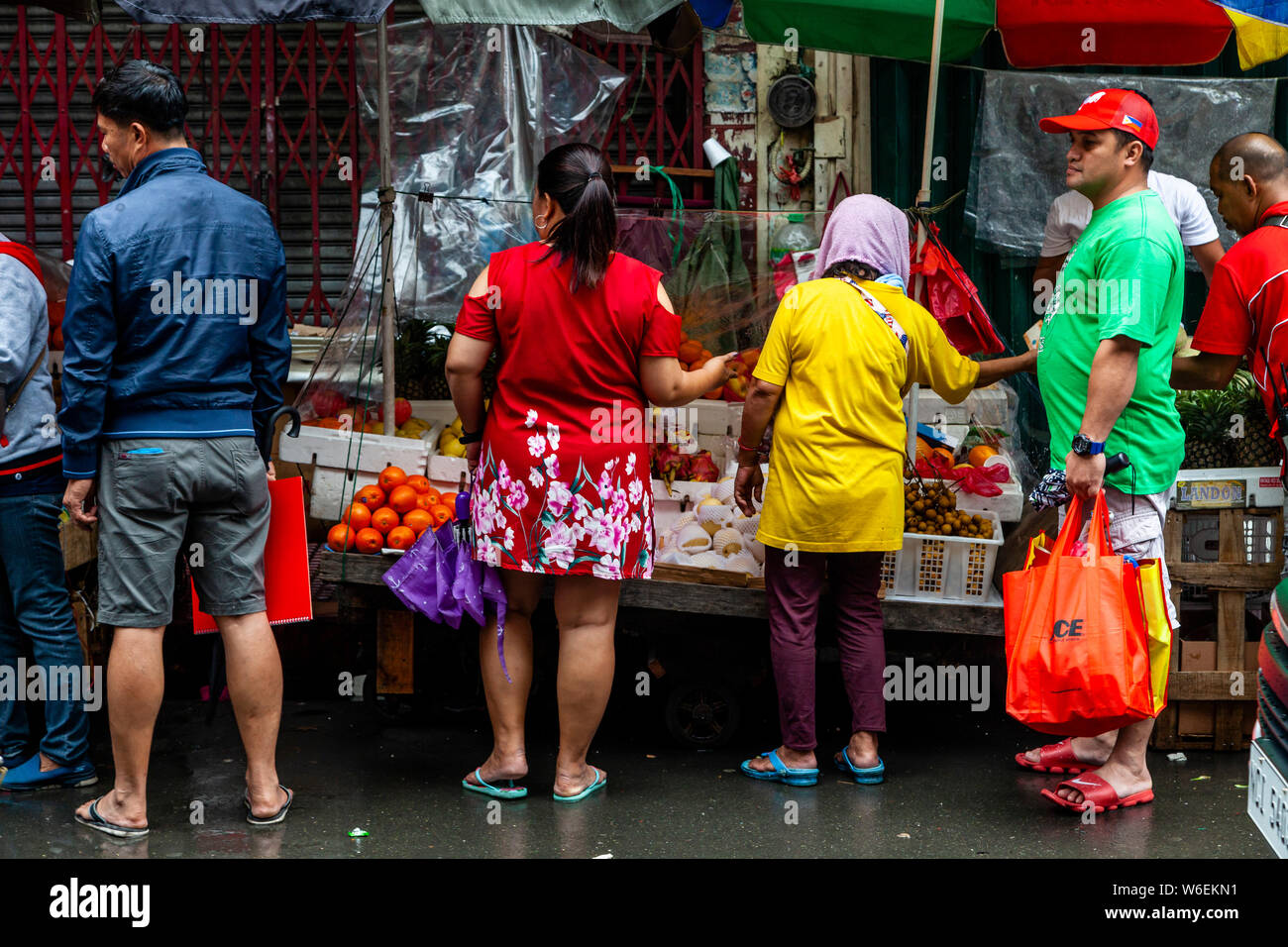 Il popolo filippino comprare frutta, Chinatown, Manila, Filippine Foto Stock
