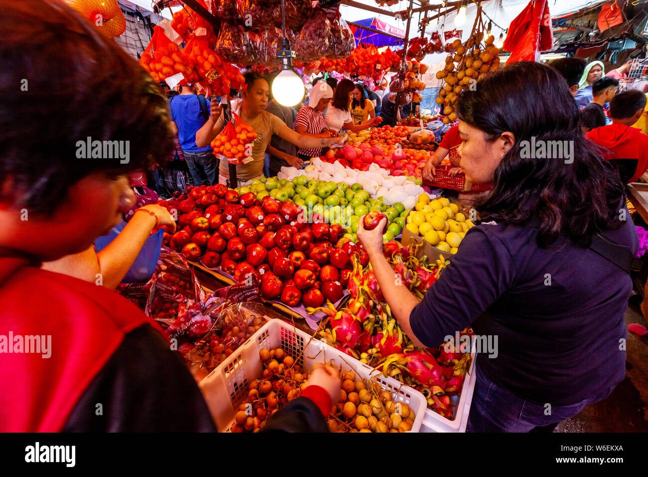 Il popolo filippino comprare frutta, Chinatown, Manila, Filippine Foto Stock