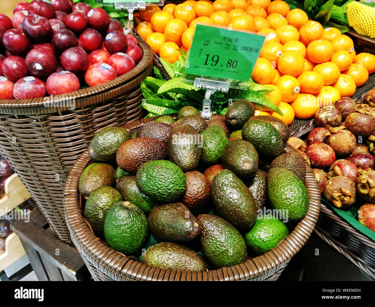 Gli avocadi e altri frutti sono in vendita presso un global merchandise direct sales store nella città di Wuhan, Cina centrale della provincia di Hubei, 1 novembre 2016. Foto Stock