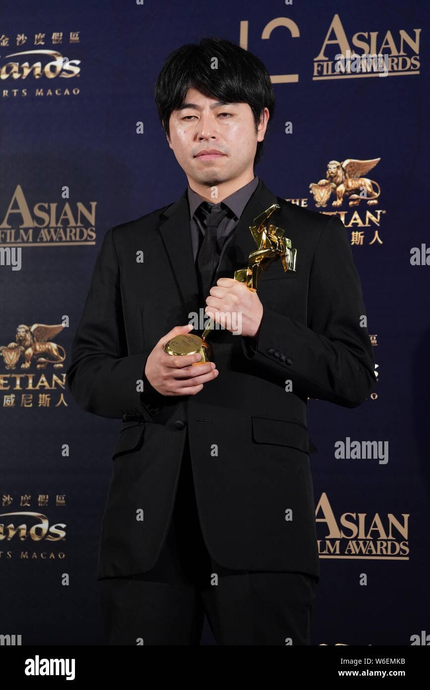 Regista giapponese Yuya Ishii pone con il suo trofeo dopo aver vinto il miglior regista per il suo film "Tokyo Night Sky è sempre la più fitta ombra Foto Stock