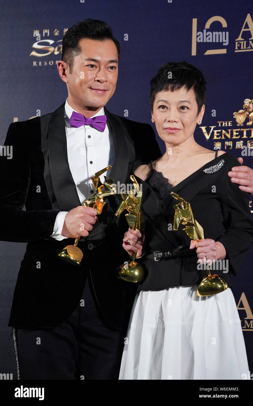 Attrice Taiwanese Sylvia Chang Ai-chia, a destra e a Hong Kong il cantante e attore Louis Koo posano con i loro trofei dopo aver vinto il premio come migliore attrice Foto Stock