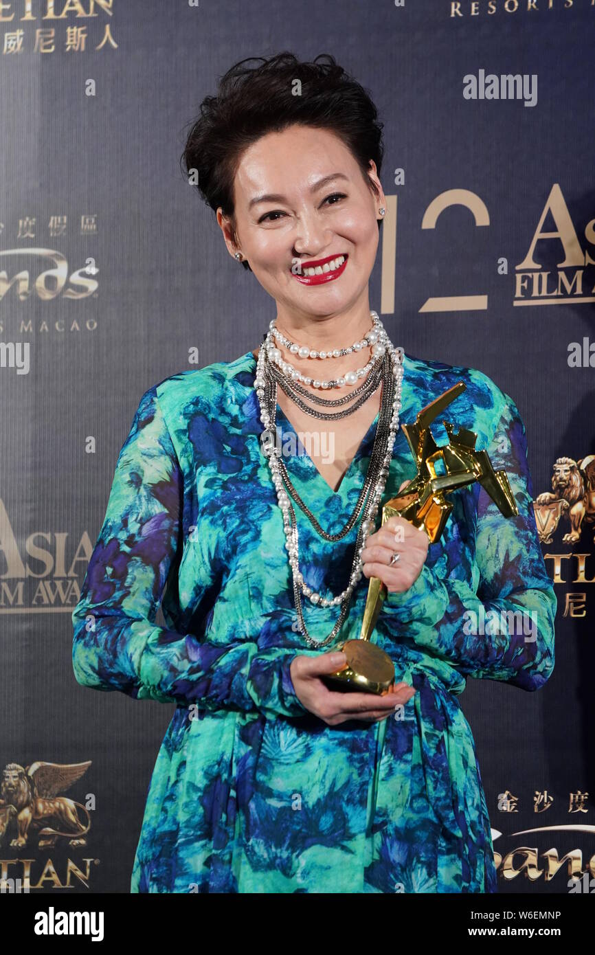 Hong Kong attrice Kara Hui Ying-hung trattiene il suo trofeo dopo aver vinto l'eccellenza nel cinema asiatico Award durante il dodicesimo Asian Film Awards a Macau Foto Stock