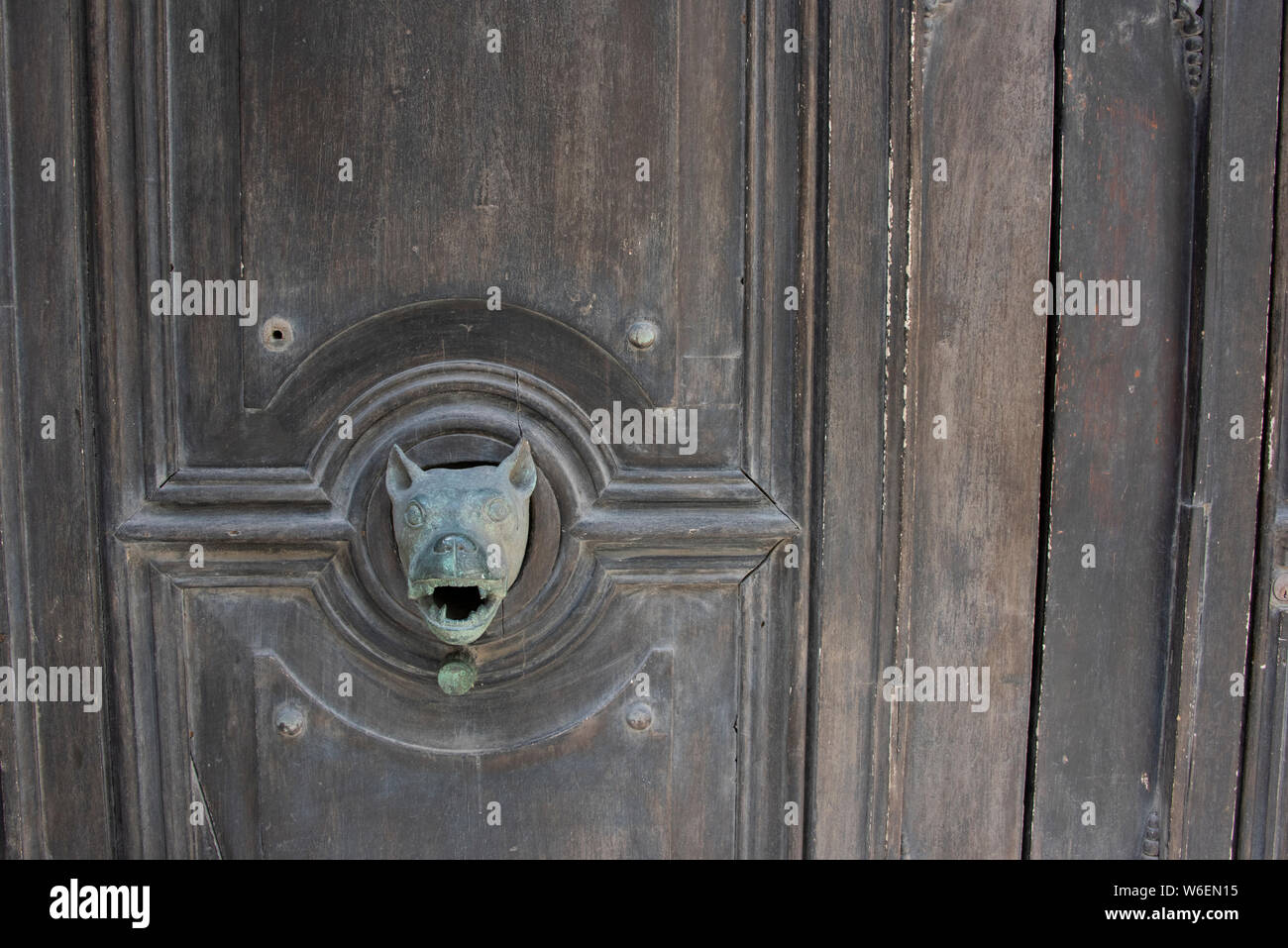 L'Italia, Sicilia, Trapani. Dettaglio della porta di legno Foto Stock