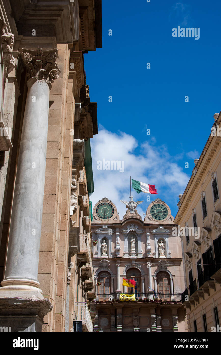 L'Italia, Sicilia, Trapani. Palazzo Senatorio Trapani, sala del Senato o Palazzo Cavarretta. Xv secolo in stile barocco orologio twin tower. Foto Stock