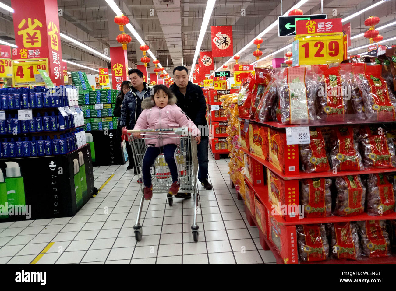 --FILE--i clienti a fare acquisti in un supermercato a Shanghai in Cina, 21 febbraio 2018. Della Cina di vendite al dettaglio di beni di consumo è cresciuto del 9,7 per cento anno su anno ho Foto Stock
