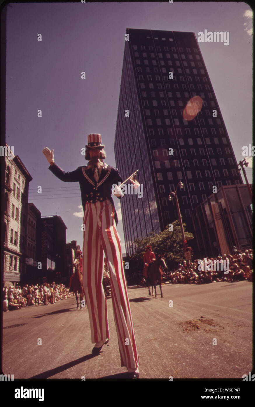 Un STILT-walking lo zio Sam passi lungo EAST Wisconsin Avenue durante l annuale vecchia Milwaukee giorni Circus Parade Foto Stock