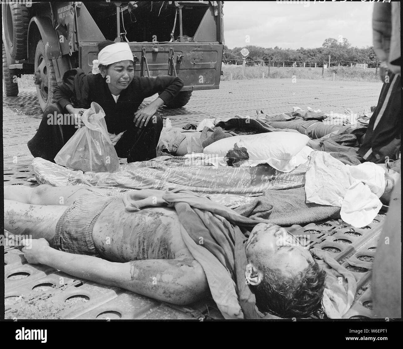 Un vietnamita donna piange sul corpo di suo marito, uno dell'esercito Vietnames vittime subito in guerra con i Viet Cong nel Vietnam del Sud. Foto Stock