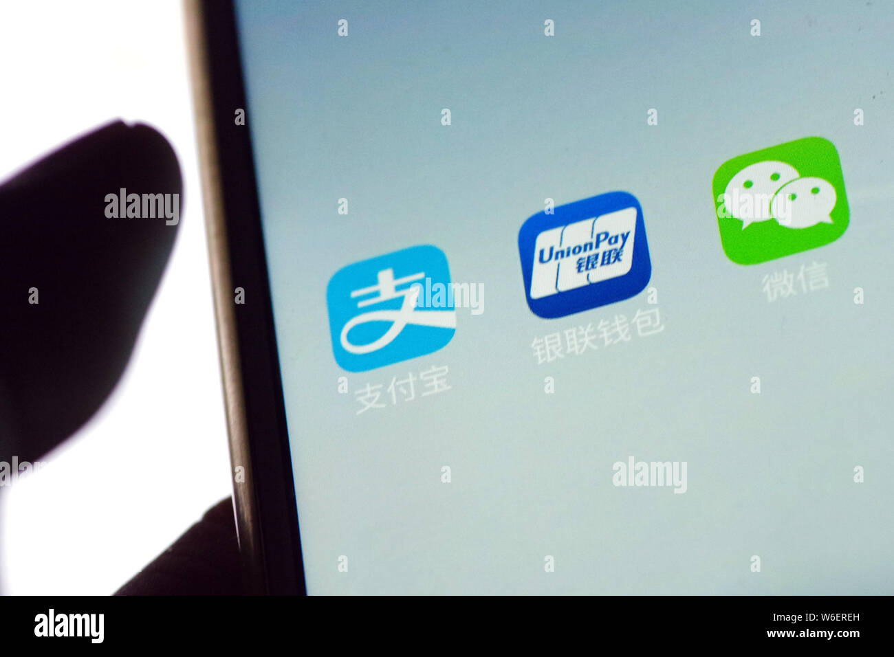 --FILE--un cinese utente del telefono mobile mostra le icone delle applicazioni mobile (da sinistra) Alipay, il servizio di pagamento online di Alibaba's Ant finanziari, mobi Foto Stock