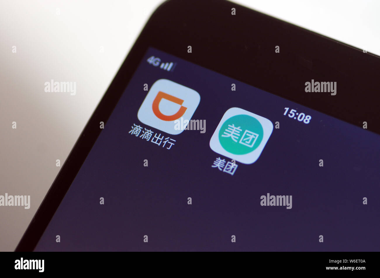 --FILE - Consente di visualizzare le icone delle applicazioni mobile del taxi-salutando e auto-service app Didi Chuxing, a sinistra e di gruppo online il sito di acquisto meituan.com in Ji'na Foto Stock