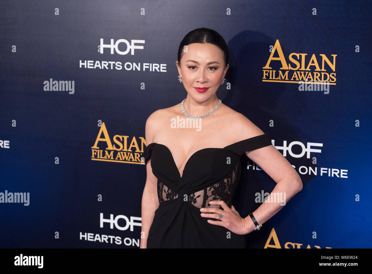 Hong Kong attrice Carina Lau pone come lei arriva sul tappeto rosso per il dodicesimo Asian Film Awards a Macau, Cina, 17 marzo 2018. Foto Stock