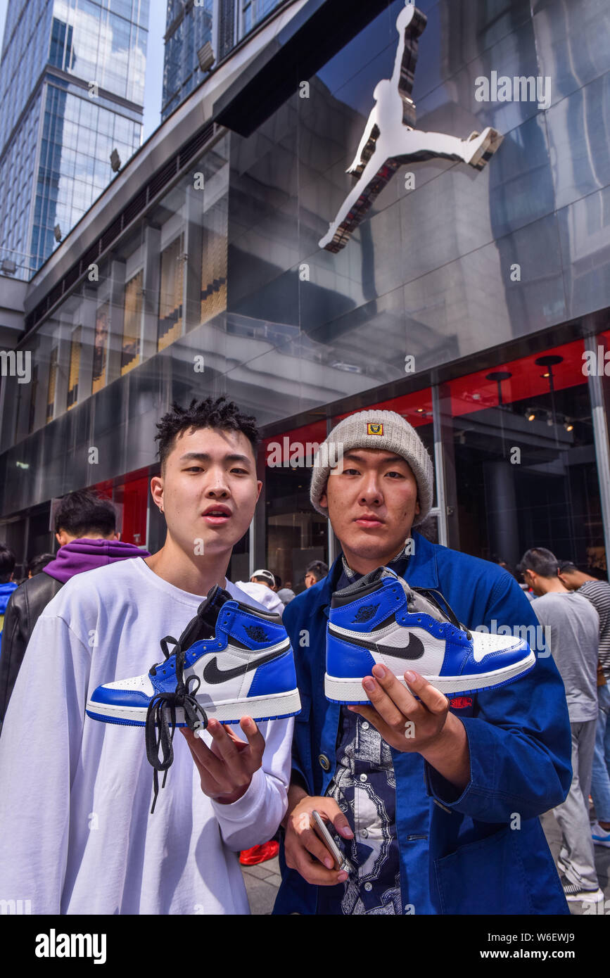 Pallacanestro cinese e sneaker fans visualizzare le nuove versioni hanno acquistato in fornt della Giordania 1 HONGXING nella città di Chengdu, a sud-ovest della Cina di Sichu Foto Stock