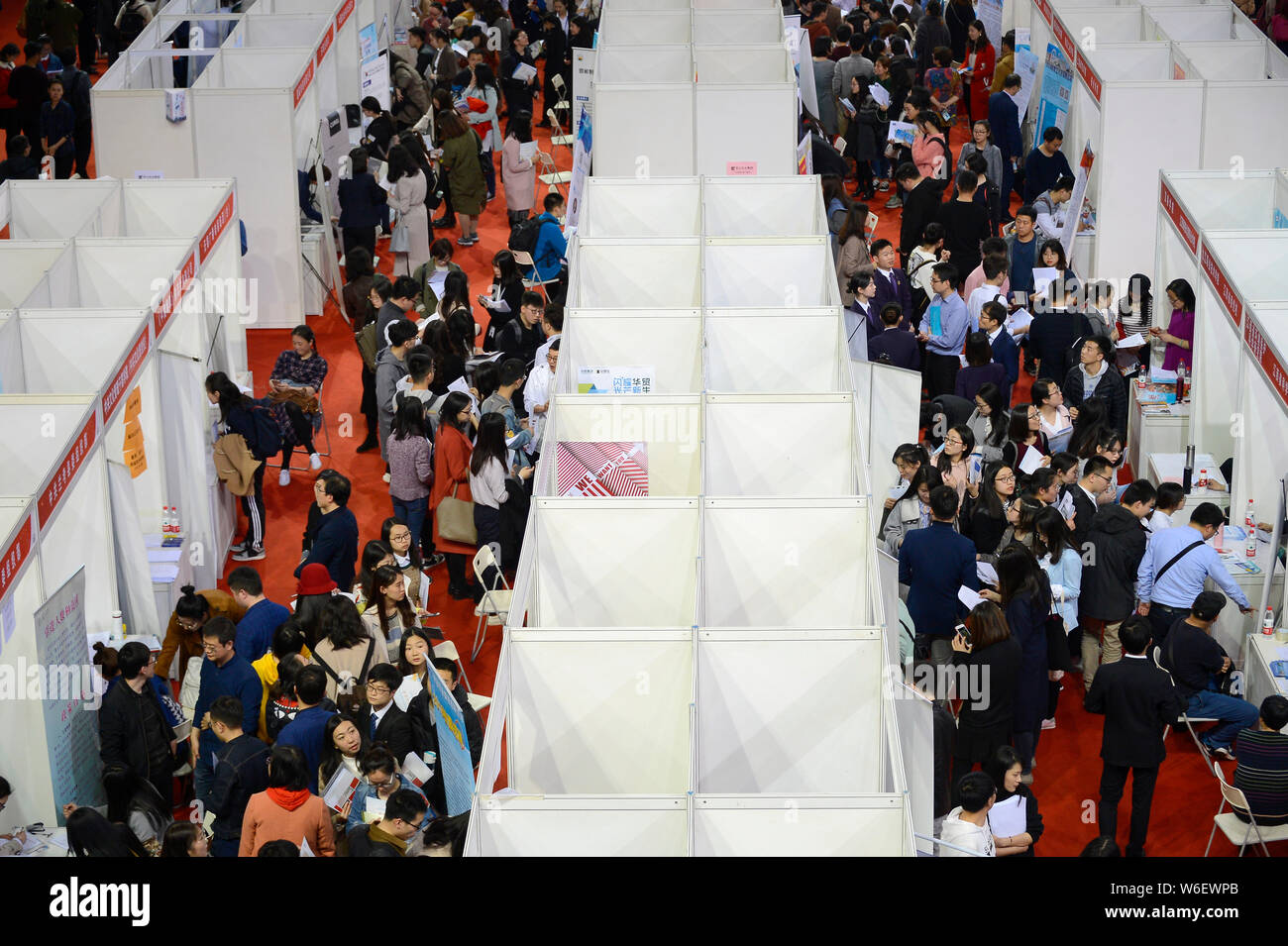 Il Cinese in cerca di lavoro cerca di occupazione a una fiera del lavoro a Pechino in Cina, 24 marzo 2018. Più di 40 candidati hanno gareggiato per un lavoro in primavera, Foto Stock