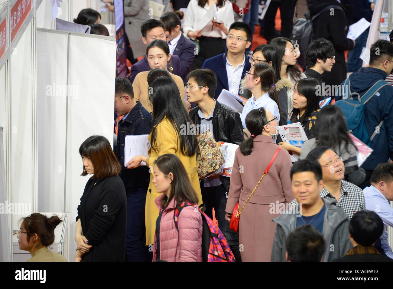 Il Cinese in cerca di lavoro cerca di occupazione a una fiera del lavoro a Pechino in Cina, 24 marzo 2018. Più di 40 candidati hanno gareggiato per un lavoro in primavera, Foto Stock