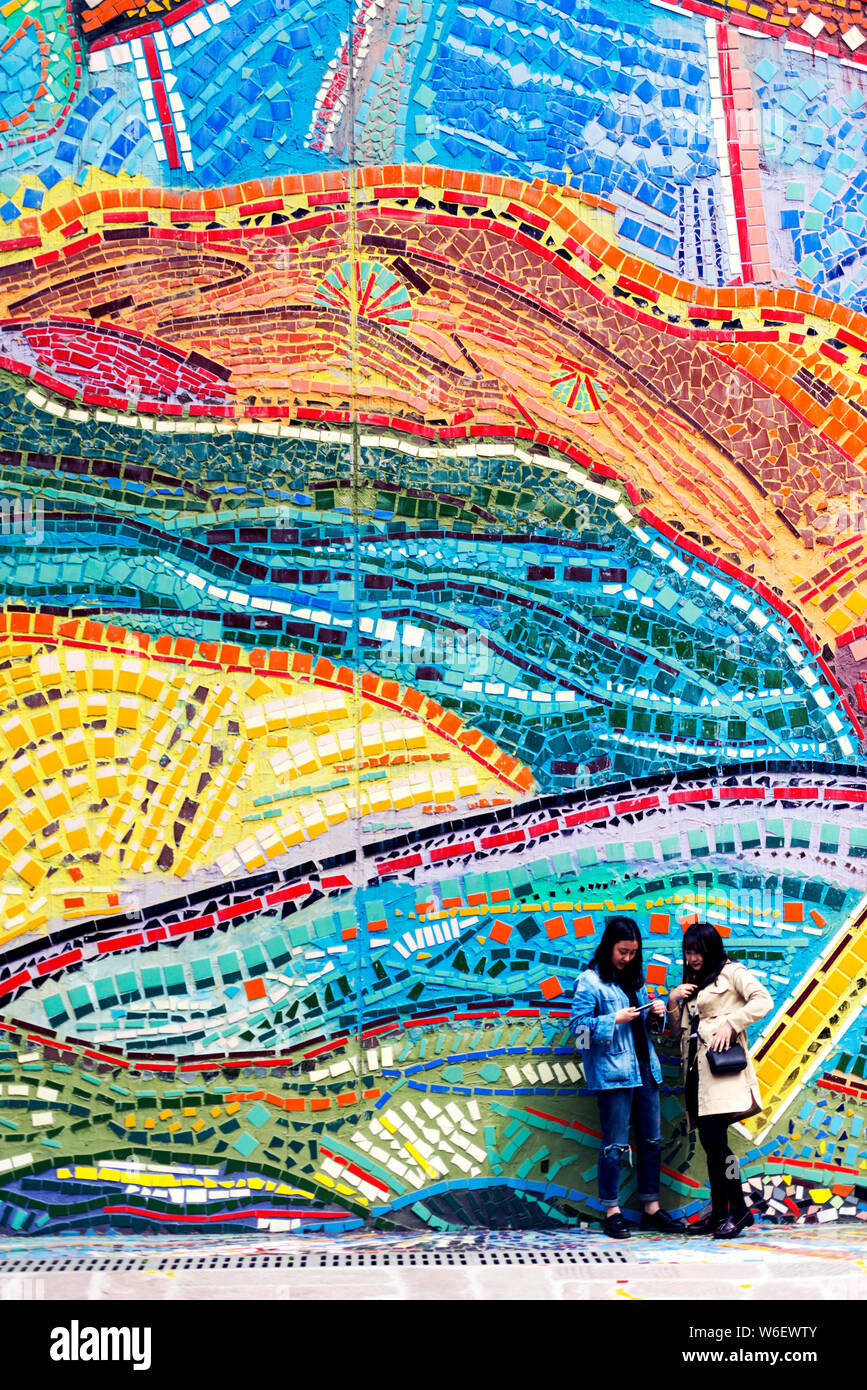 I visitatori di scattare foto di fronte la colorata facciata esterna della Chongqing Luo Zhongli Art Museum sul campus Huxi del Sichuan Fine Arts Institut Foto Stock