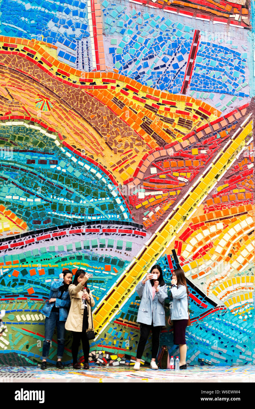 I visitatori di scattare foto di fronte la colorata facciata esterna della Chongqing Luo Zhongli Art Museum sul campus Huxi del Sichuan Fine Arts Institut Foto Stock