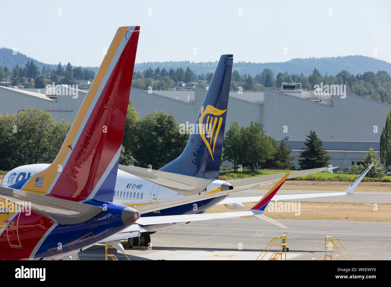 Due a terra 737 MAX aeroplani per la Southwest Airlines e Ryanair parcheggiato a Renton Campo di Renton, Washington il 31 luglio 2019. La distanza è il Renton impianto di montaggio edificio dove il P-8 Poseidon è prodotta. Foto Stock