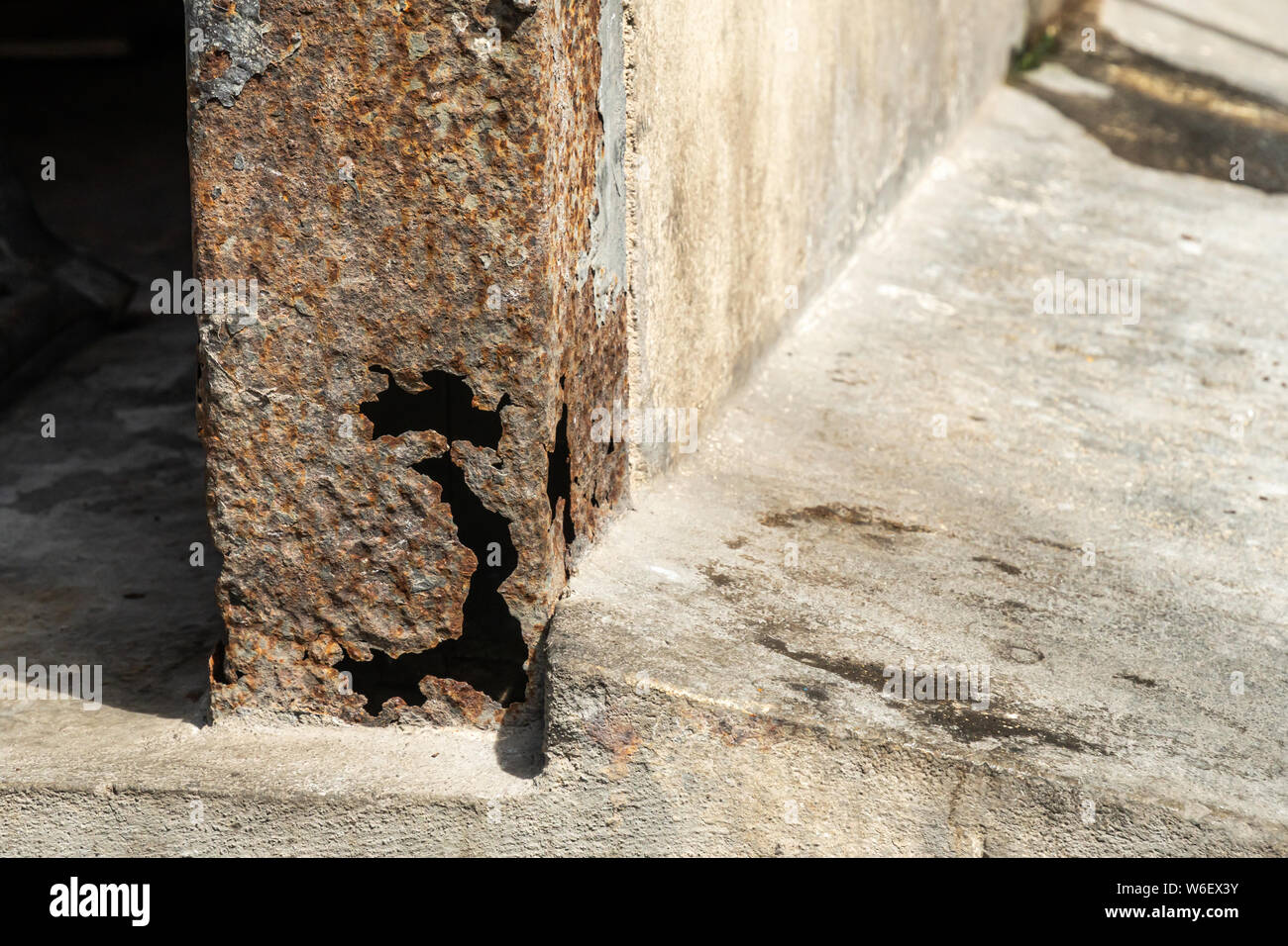 Ruggine su acciaio colonne strutturali & post supporto a pavimento. Foto Stock