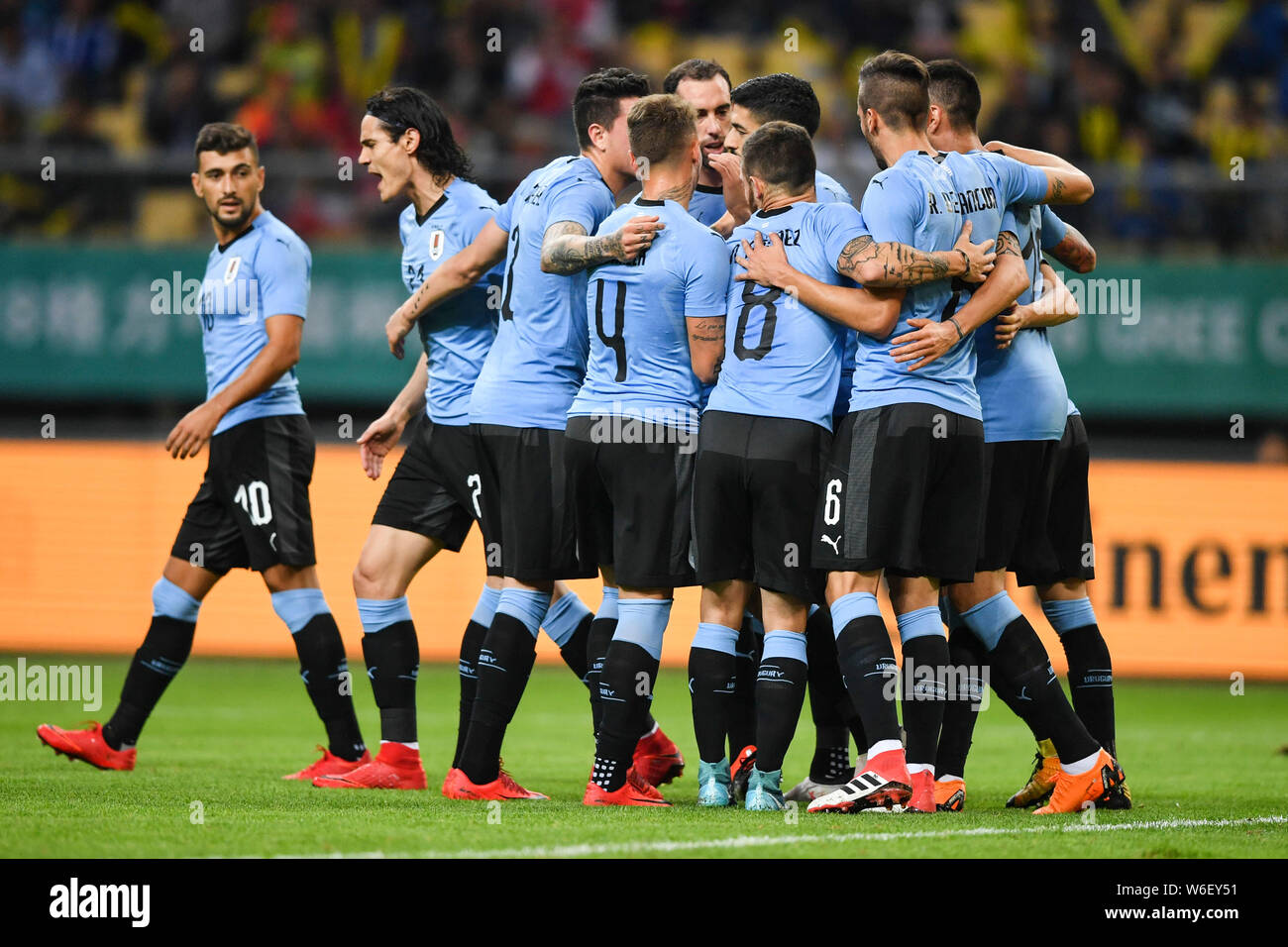 I giocatori di Uruguay national football team celebrare dopo il punteggio contro la Repubblica ceca nazionale di calcio nella loro semi-match finale durante la 2 Foto Stock